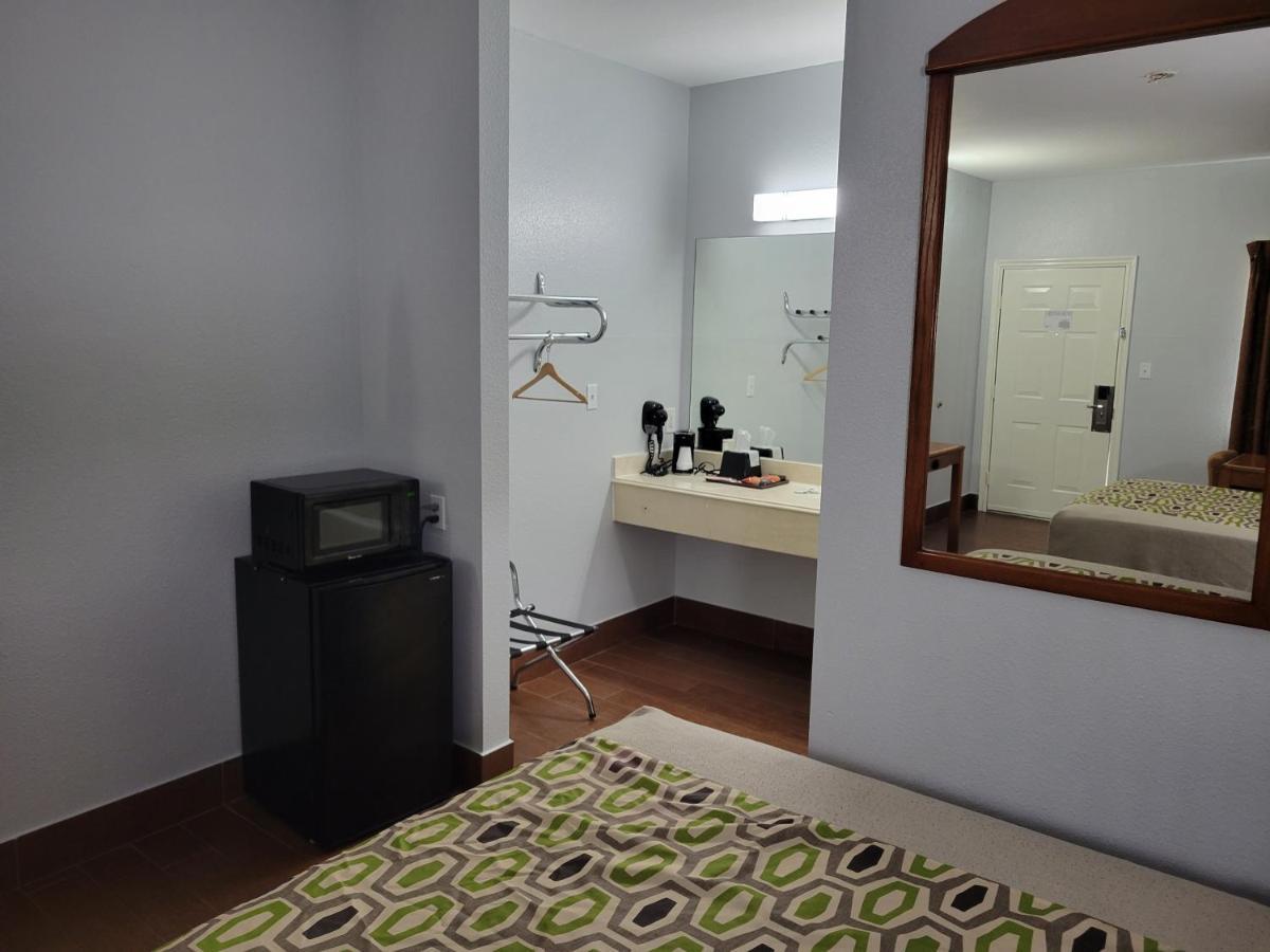 Scottish Inn & Suites Hankamer Екстер'єр фото