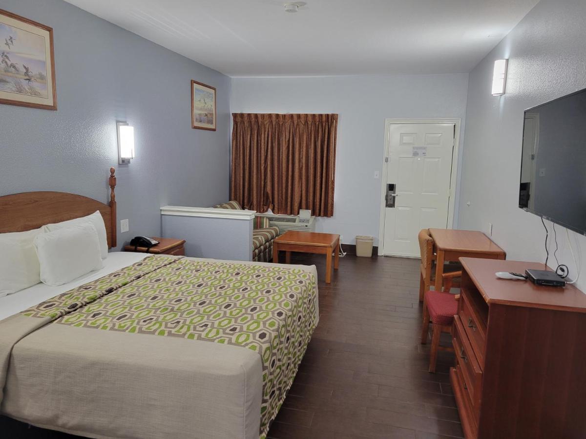 Scottish Inn & Suites Hankamer Екстер'єр фото
