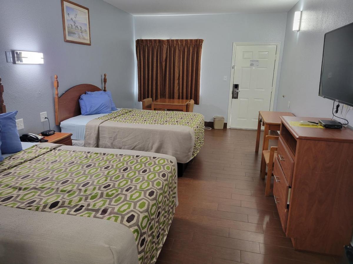 Scottish Inn & Suites Hankamer Екстер'єр фото