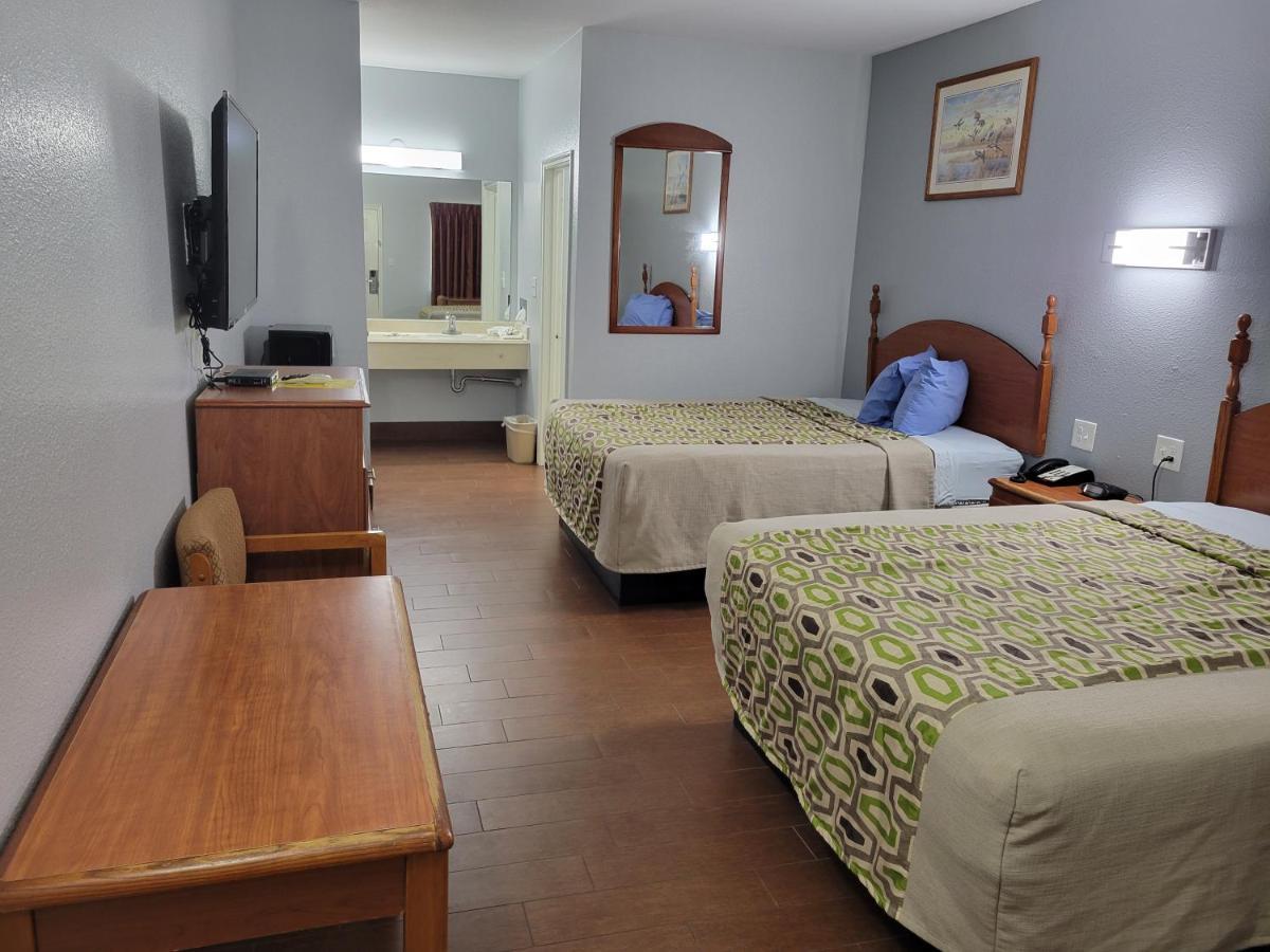 Scottish Inn & Suites Hankamer Екстер'єр фото