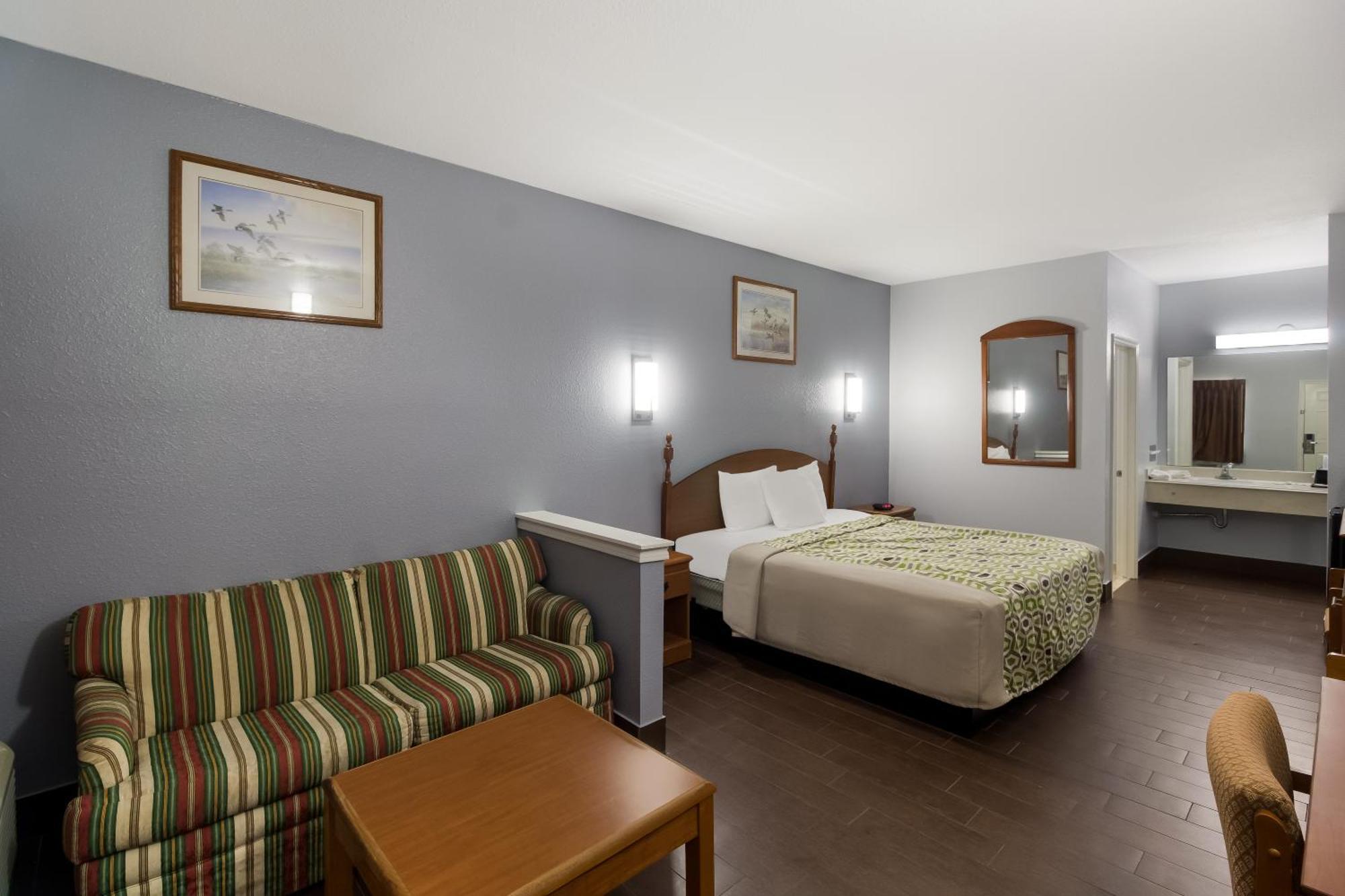 Scottish Inn & Suites Hankamer Екстер'єр фото