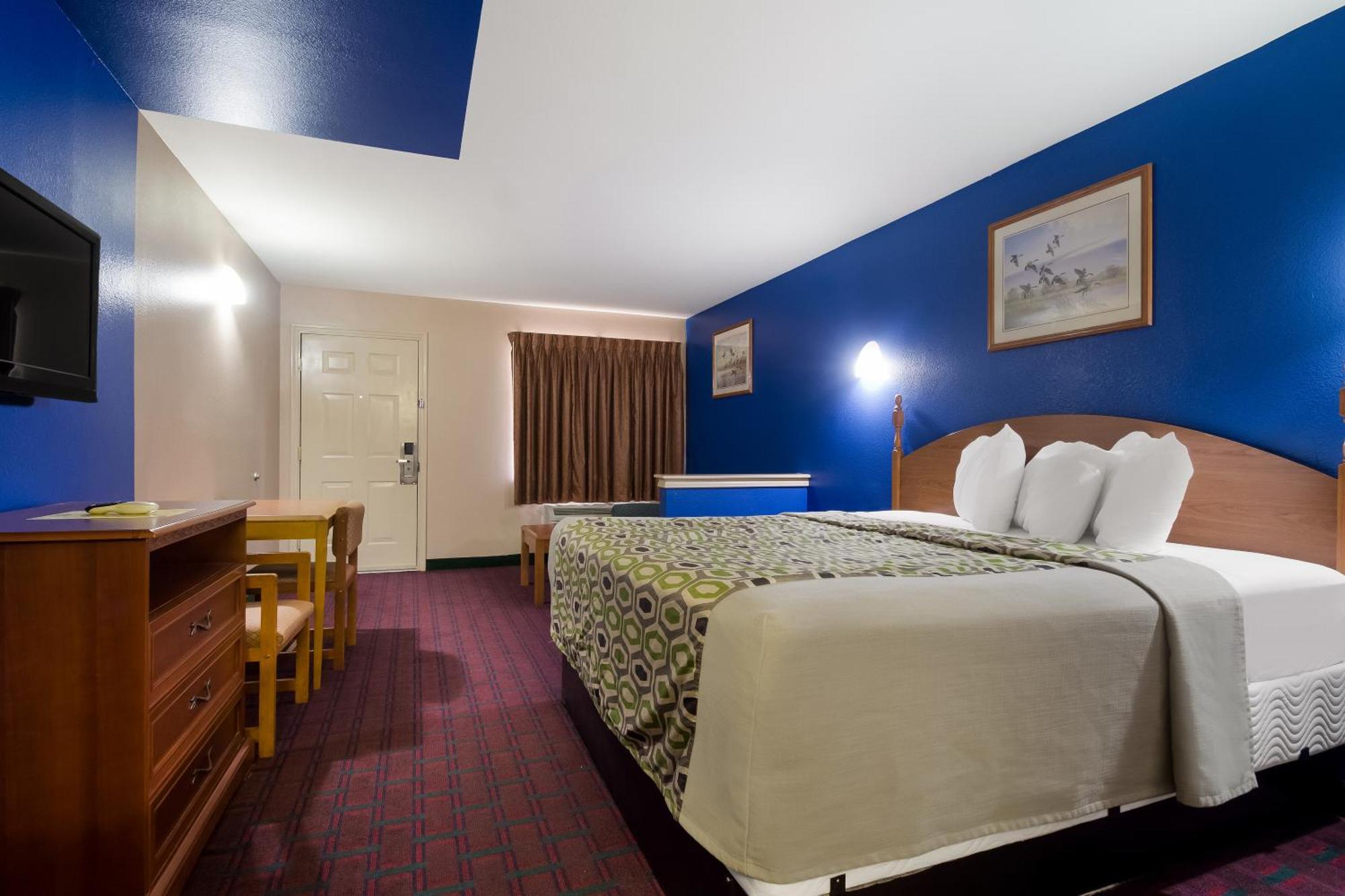 Scottish Inn & Suites Hankamer Екстер'єр фото