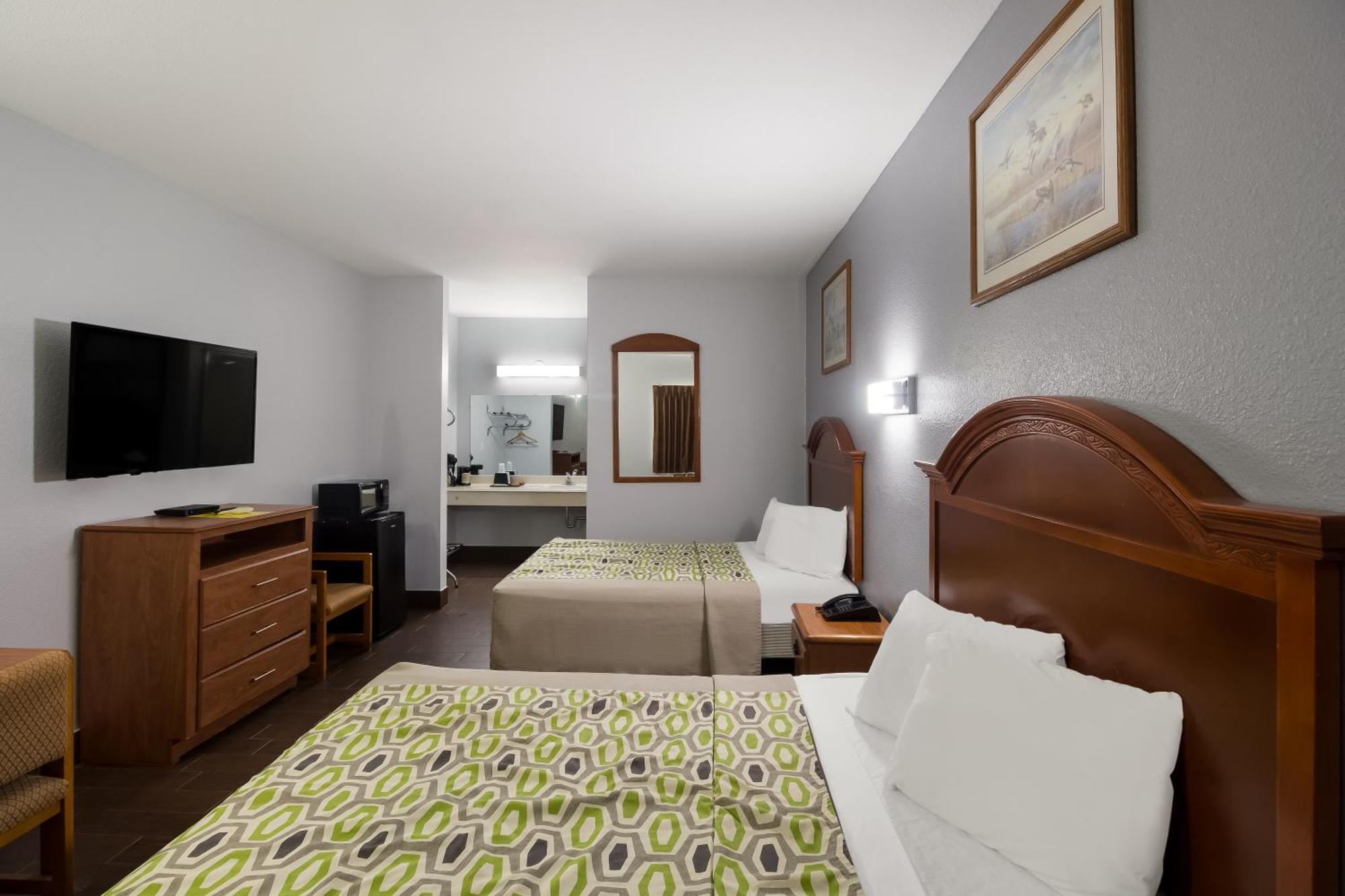 Scottish Inn & Suites Hankamer Екстер'єр фото