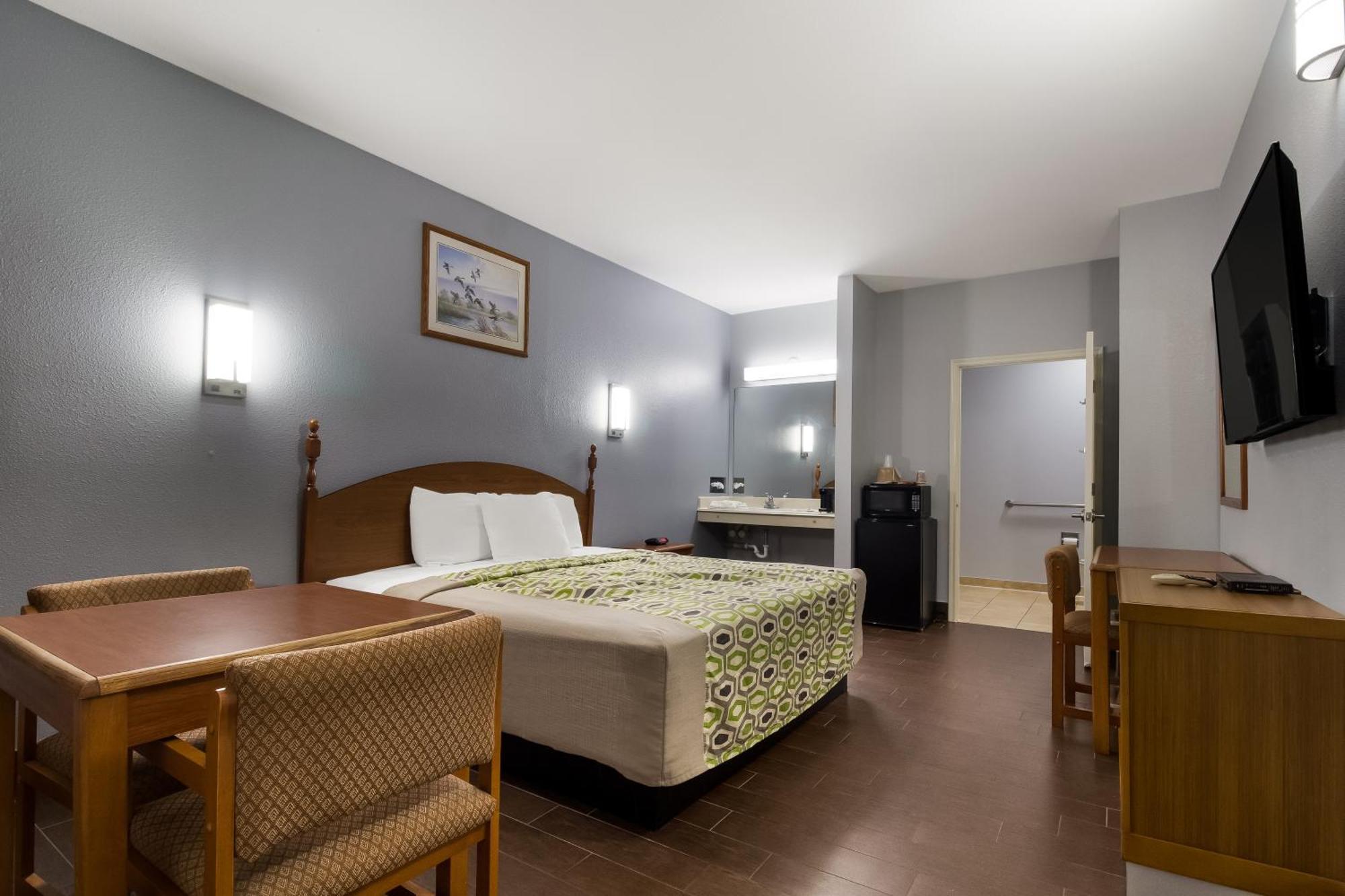Scottish Inn & Suites Hankamer Екстер'єр фото