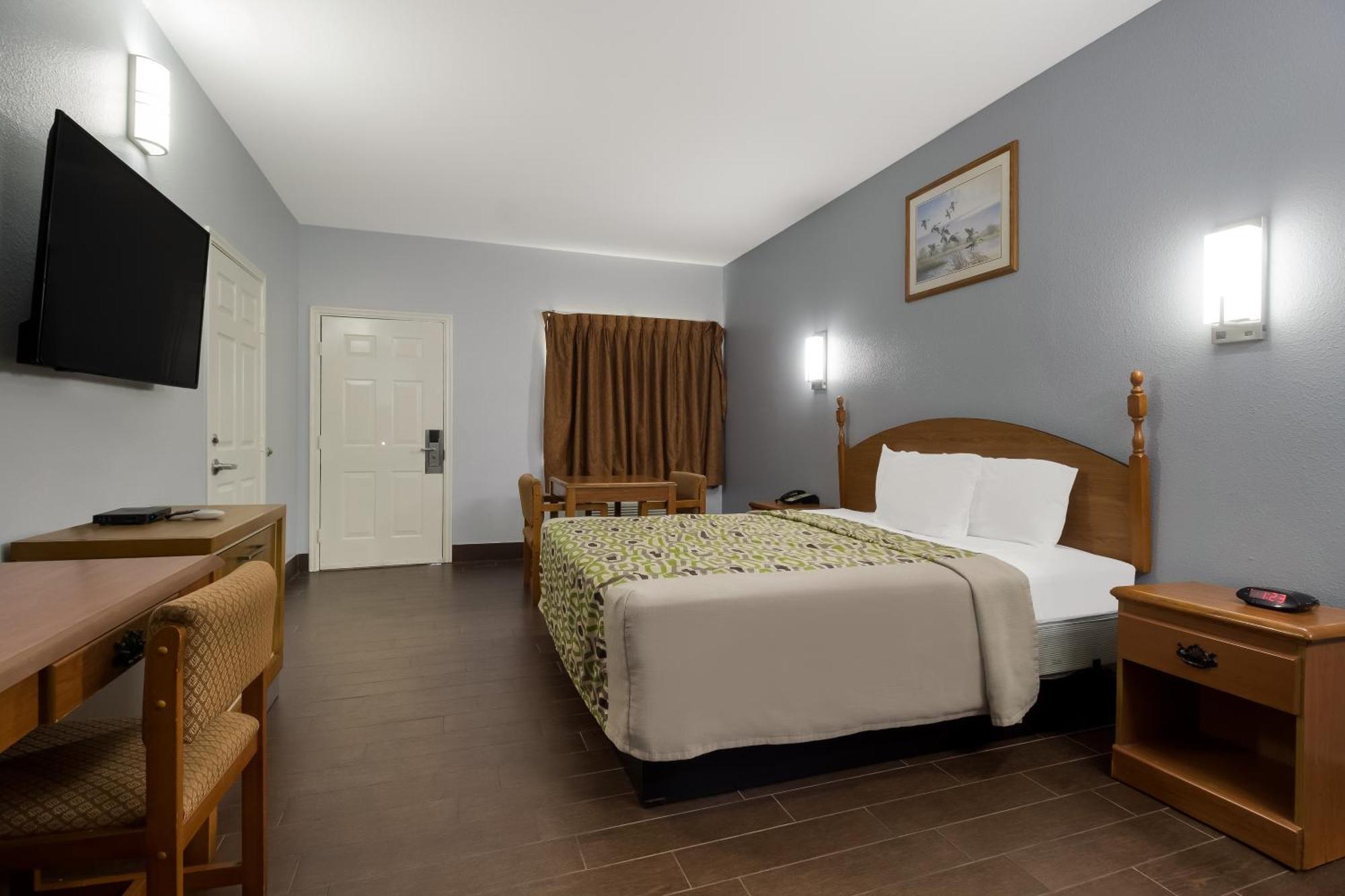 Scottish Inn & Suites Hankamer Екстер'єр фото