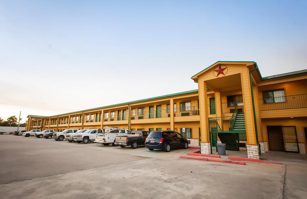 Scottish Inn & Suites Hankamer Екстер'єр фото