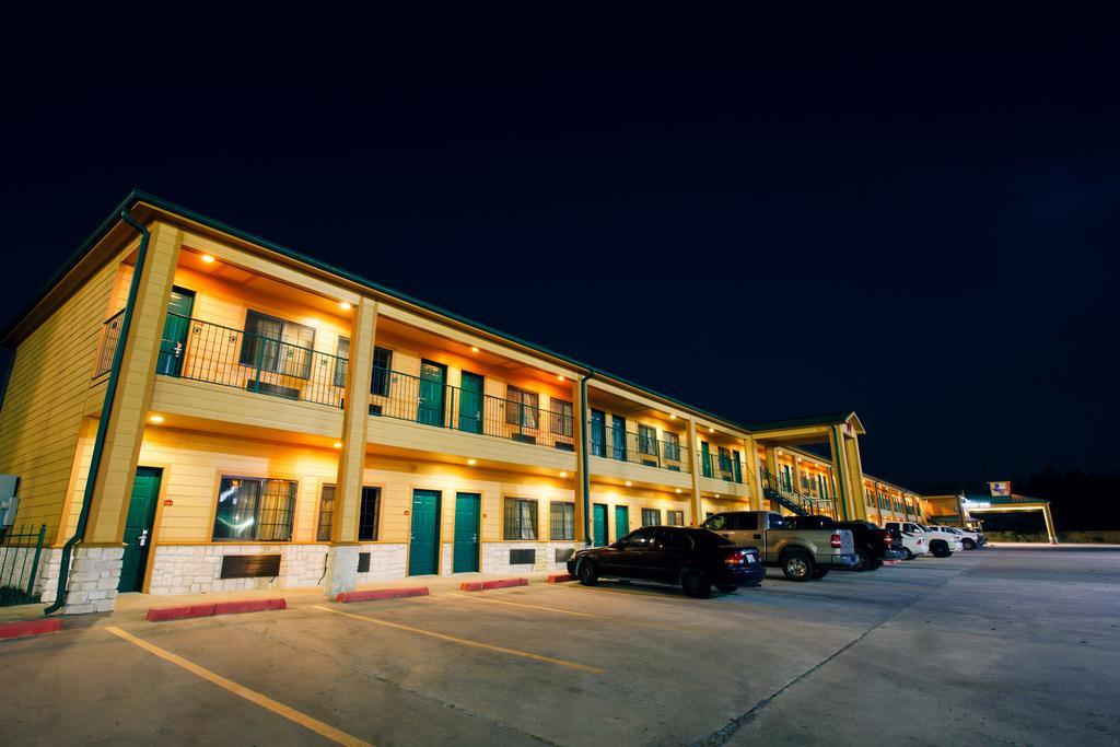 Scottish Inn & Suites Hankamer Екстер'єр фото
